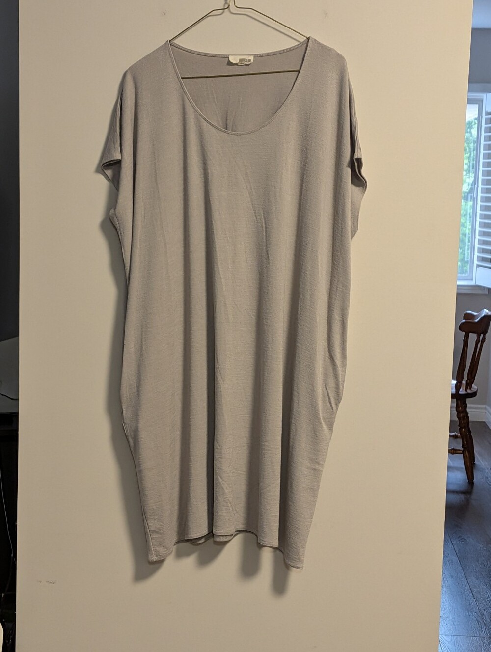 WILFRED Free ARITZIA  Tee Shirt DRESS in grey With 2 Pockets In The Seams. Large